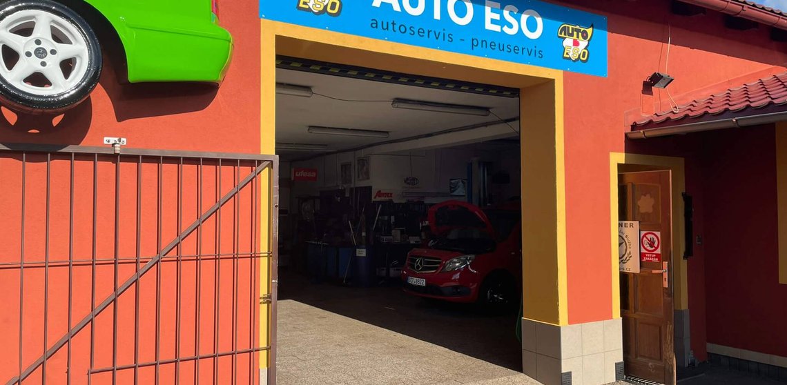 Dílna s cedulí AUTO ESO